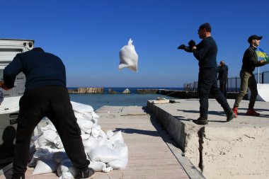 Odessa, Ukrayna 16 Mart 2022 'de Odessa sakinleri kendilerini organize ederek şehir plajından gelen kum torbalarını doldurdular. Çantalar Odessa, Ukrayna sokaklarındaki stratejik noktaları ve barikatları korumak için kullanılacak..