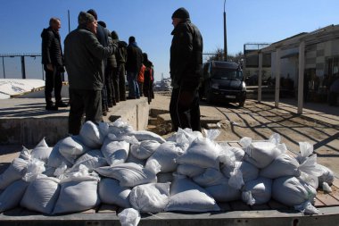 Odessa, Ukrayna 16 Mart 2022 'de Odessa sakinleri kendilerini organize ederek şehir plajından gelen kum torbalarını doldurdular. Çantalar Odessa, Ukrayna sokaklarındaki stratejik noktaları ve barikatları korumak için kullanılacak..