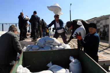 Odessa, Ukrayna 16 Mart 2022 'de Odessa sakinleri kendilerini organize ederek şehir plajından gelen kum torbalarını doldurdular. Çantalar Odessa, Ukrayna sokaklarındaki stratejik noktaları ve barikatları korumak için kullanılacak..