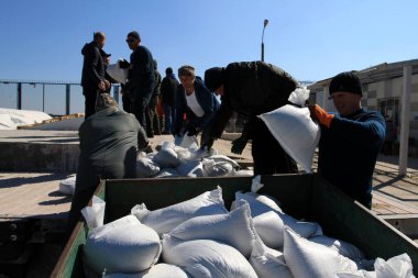 Odessa, Ukrayna 16 Mart 2022 'de Odessa sakinleri kendilerini organize ederek şehir plajından gelen kum torbalarını doldurdular. Çantalar Odessa, Ukrayna sokaklarındaki stratejik noktaları ve barikatları korumak için kullanılacak..