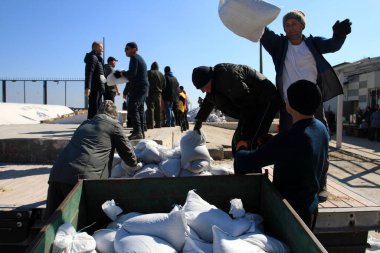Odessa, Ukrayna 16 Mart 2022 'de Odessa sakinleri kendilerini organize ederek şehir plajından gelen kum torbalarını doldurdular. Çantalar Odessa, Ukrayna sokaklarındaki stratejik noktaları ve barikatları korumak için kullanılacak..