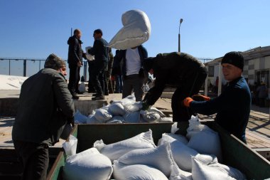 Odessa, Ukrayna 16 Mart 2022 'de Odessa sakinleri kendilerini organize ederek şehir plajından gelen kum torbalarını doldurdular. Çantalar Odessa, Ukrayna sokaklarındaki stratejik noktaları ve barikatları korumak için kullanılacak..