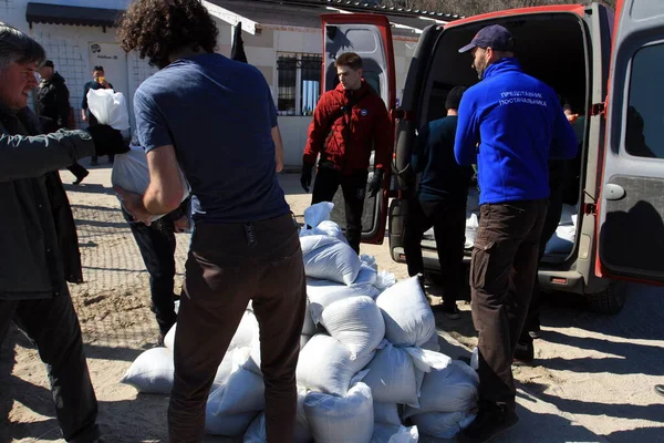 Odessa, Ukrayna 16 Mart 2022 'de Odessa sakinleri kendilerini organize ederek şehir plajından gelen kum torbalarını doldurdular. Çantalar Odessa, Ukrayna sokaklarındaki stratejik noktaları ve barikatları korumak için kullanılacak..