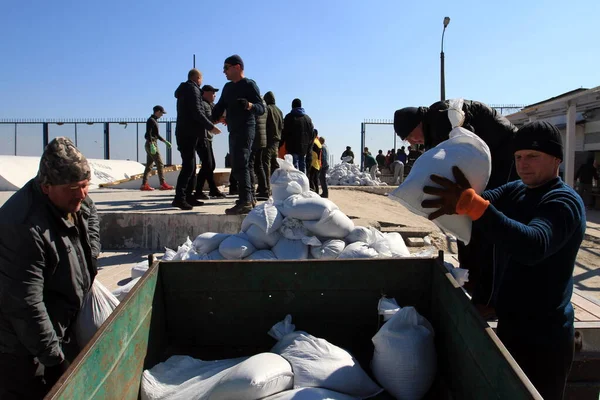 Odessa, Ukrayna 16 Mart 2022 'de Odessa sakinleri kendilerini organize ederek şehir plajından gelen kum torbalarını doldurdular. Çantalar Odessa, Ukrayna sokaklarındaki stratejik noktaları ve barikatları korumak için kullanılacak..