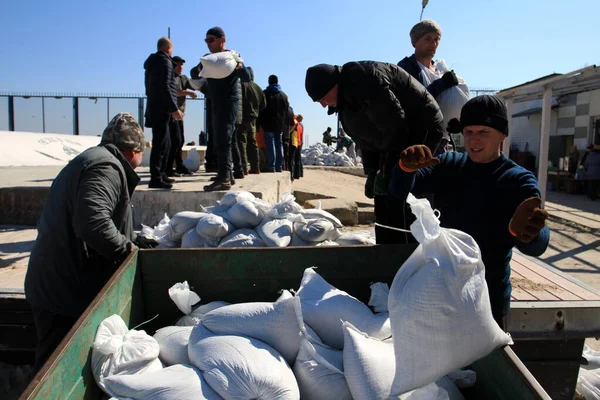 Odessa, Ukrayna 16 Mart 2022 'de Odessa sakinleri kendilerini organize ederek şehir plajından gelen kum torbalarını doldurdular. Çantalar Odessa, Ukrayna sokaklarındaki stratejik noktaları ve barikatları korumak için kullanılacak..