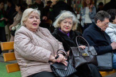 Odessa, Ukrayna Nisan, 2.2022 Rusya Savaşı Ukrayna 'ya karşı. Ukrayna Silahlı Kuvvetleri 'ni desteklemek için balkonda Caz konseri. Ukrayna' da caz, tiyatro, balkon, Cumartesi, Pazar