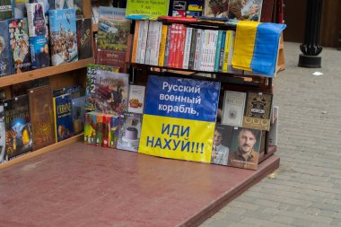 Odessa, Ukrayna Nisan, 2.2022 Rusya Savaşı Ukrayna 'ya karşı. Ukrayna Silahlı Kuvvetleri 'ni desteklemek için balkonda Caz konseri. Ukrayna' da caz, tiyatro, balkon, Cumartesi, Pazar