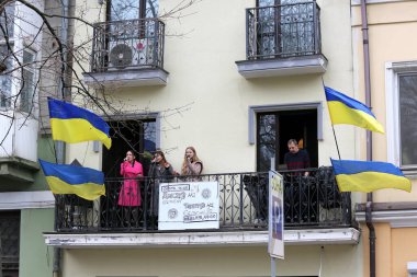 Odessa, Ukrayna Nisan, 2.2022 Rusya Savaşı Ukrayna 'ya karşı. Ukrayna Silahlı Kuvvetleri 'ni desteklemek için balkonda Caz konseri. Ukrayna' da caz, tiyatro, balkon, Cumartesi, Pazar