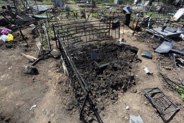 Odessa, Ukrayna Mayıs 6.2022 Rusya 'nın Ukrayna' ya karşı savaşı. Rus roketi düştükten sonra Tairovskoye mezarlığı..