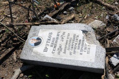 Odessa, Ukrayna Mayıs 6.2022 Rusya 'nın Ukrayna' ya karşı savaşı. Rus roketi düştükten sonra Tairovskoye mezarlığı..