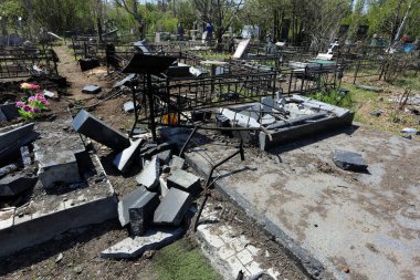 Odessa, Ukrayna Mayıs 6.2022 Rusya 'nın Ukrayna' ya karşı savaşı. Rus roketi düştükten sonra Tairovskoye mezarlığı..