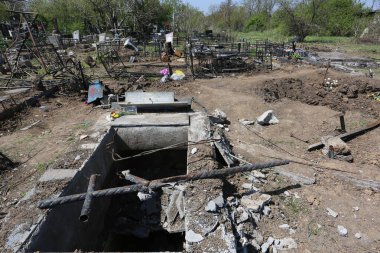 Odessa, Ukrayna Mayıs 6.2022 Rusya 'nın Ukrayna' ya karşı savaşı. Rus roketi düştükten sonra Tairovskoye mezarlığı..