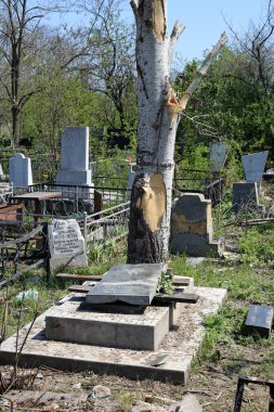 Odessa, Ukrayna Mayıs 6.2022 Rusya 'nın Ukrayna' ya karşı savaşı. Rus roketi düştükten sonra Tairovskoye mezarlığı..