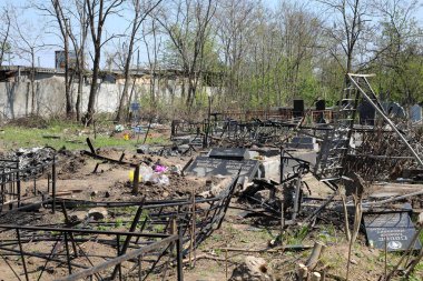 Odessa, Ukrayna Mayıs 6.2022 Rusya 'nın Ukrayna' ya karşı savaşı. Rus roketi düştükten sonra Tairovskoye mezarlığı..