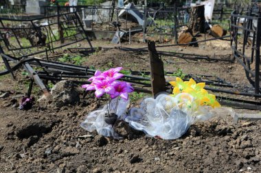 Odessa, Ukrayna Mayıs 6.2022 Rusya 'nın Ukrayna' ya karşı savaşı. Rus roketi düştükten sonra Tairovskoye mezarlığı..