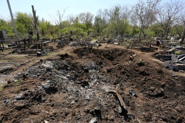 Odessa, Ukrayna Mayıs 6.2022 Rusya 'nın Ukrayna' ya karşı savaşı. Rus roketi düştükten sonra Tairovskoye mezarlığı..