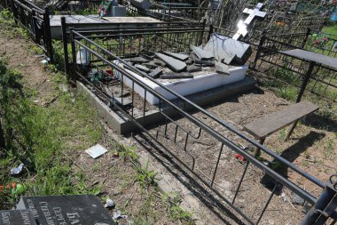 Odessa, Ukrayna Mayıs 6.2022 Rusya 'nın Ukrayna' ya karşı savaşı. Rus roketi düştükten sonra Tairovskoye mezarlığı..