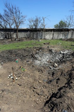 Odessa, Ukrayna Mayıs 6.2022 Rusya 'nın Ukrayna' ya karşı savaşı. Rus roketi düştükten sonra Tairovskoye mezarlığı..