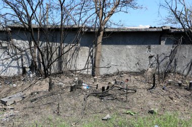 Odessa, Ukrayna Mayıs 6.2022 Rusya 'nın Ukrayna' ya karşı savaşı. Rus roketi düştükten sonra Tairovskoye mezarlığı..