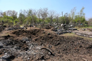 Odessa, Ukrayna Mayıs 6.2022 Rusya 'nın Ukrayna' ya karşı savaşı. Rus roketi düştükten sonra Tairovskoye mezarlığı..