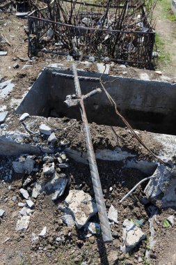 Odessa, Ukrayna Mayıs 6.2022 Rusya 'nın Ukrayna' ya karşı savaşı. Rus roketi düştükten sonra Tairovskoye mezarlığı..