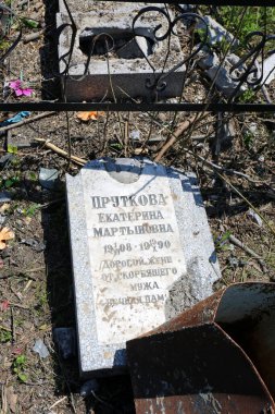 Odessa, Ukrayna Mayıs 6.2022 Rusya 'nın Ukrayna' ya karşı savaşı. Rus roketi düştükten sonra Tairovskoye mezarlığı..