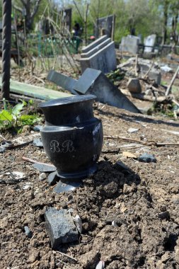 Odessa, Ukrayna Mayıs 6.2022 Rusya 'nın Ukrayna' ya karşı savaşı. Rus roketi düştükten sonra Tairovskoye mezarlığı..