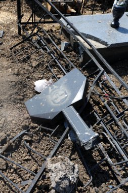 Odessa, Ukrayna Mayıs 6.2022 Rusya 'nın Ukrayna' ya karşı savaşı. Rus roketi düştükten sonra Tairovskoye mezarlığı..