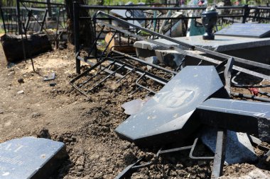 Odessa, Ukrayna Mayıs 6.2022 Rusya 'nın Ukrayna' ya karşı savaşı. Rus roketi düştükten sonra Tairovskoye mezarlığı..