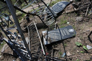 Odessa, Ukrayna Mayıs 6.2022 Rusya 'nın Ukrayna' ya karşı savaşı. Rus roketi düştükten sonra Tairovskoye mezarlığı..