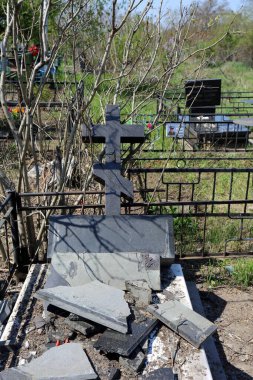 Odessa, Ukrayna Mayıs 6.2022 Rusya 'nın Ukrayna' ya karşı savaşı. Rus roketi düştükten sonra Tairovskoye mezarlığı..