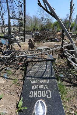 Odessa, Ukrayna Mayıs 6.2022 Rusya 'nın Ukrayna' ya karşı savaşı. Rus roketi düştükten sonra Tairovskoye mezarlığı..