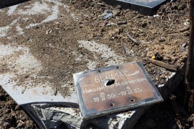 Odessa, Ukrayna Mayıs 6.2022 Rusya 'nın Ukrayna' ya karşı savaşı. Rus roketi düştükten sonra Tairovskoye mezarlığı..