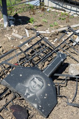 Odessa, Ukrayna Mayıs 6.2022 Rusya 'nın Ukrayna' ya karşı savaşı. Rus roketi düştükten sonra Tairovskoye mezarlığı..