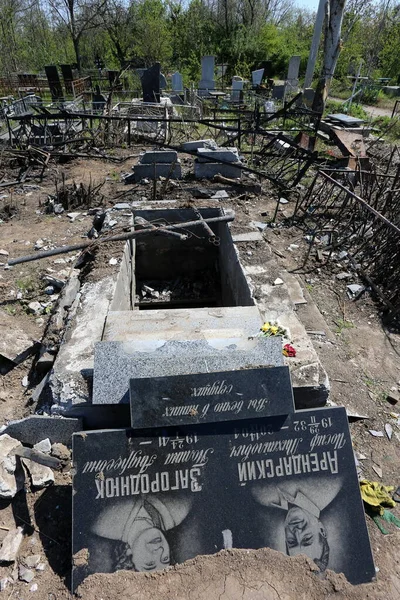 Odessa, Ukrayna Mayıs 6.2022 Rusya 'nın Ukrayna' ya karşı savaşı. Rus roketi düştükten sonra Tairovskoye mezarlığı..