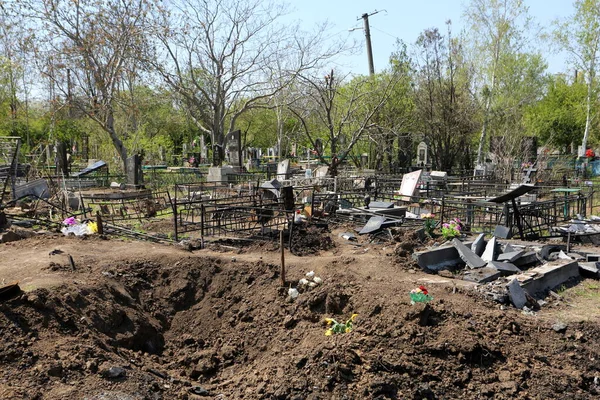 Odessa, Ukrayna Mayıs 6.2022 Rusya 'nın Ukrayna' ya karşı savaşı. Rus roketi düştükten sonra Tairovskoye mezarlığı..
