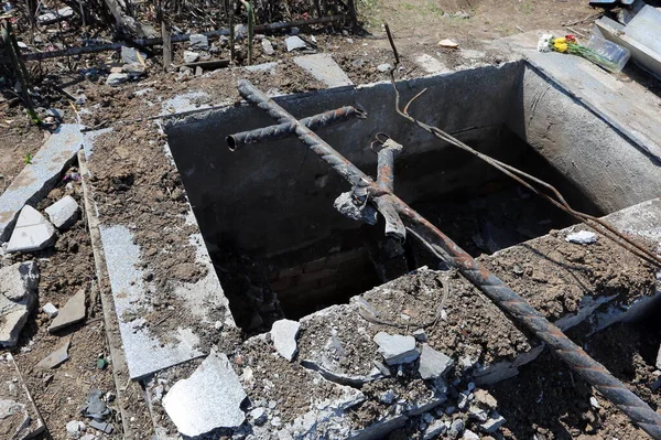 Odessa, Ukrayna Mayıs 6.2022 Rusya 'nın Ukrayna' ya karşı savaşı. Rus roketi düştükten sonra Tairovskoye mezarlığı..