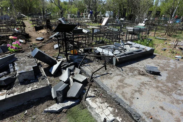 Odessa, Ukrayna Mayıs 6.2022 Rusya 'nın Ukrayna' ya karşı savaşı. Rus roketi düştükten sonra Tairovskoye mezarlığı..