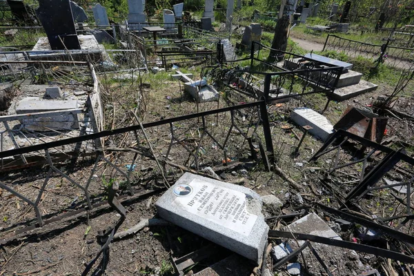 Odessa, Ukrayna Mayıs 6.2022 Rusya 'nın Ukrayna' ya karşı savaşı. Rus roketi düştükten sonra Tairovskoye mezarlığı..