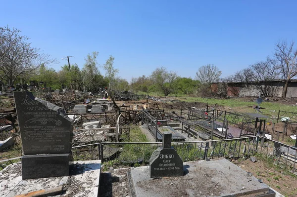 Odessa, Ukrayna Mayıs 6.2022 Rusya 'nın Ukrayna' ya karşı savaşı. Rus roketi düştükten sonra Tairovskoye mezarlığı..