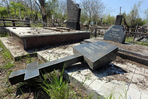 ウクライナのオデッサ2022年5月6日ウクライナに対するロシアの戦争 ロシアのロケットが衝突した後のTairovskoye墓地 — ストック写真