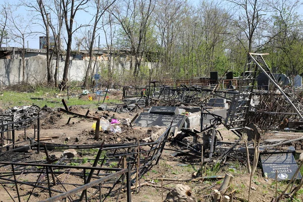 Odessa, Ukrayna Mayıs 6.2022 Rusya 'nın Ukrayna' ya karşı savaşı. Rus roketi düştükten sonra Tairovskoye mezarlığı..