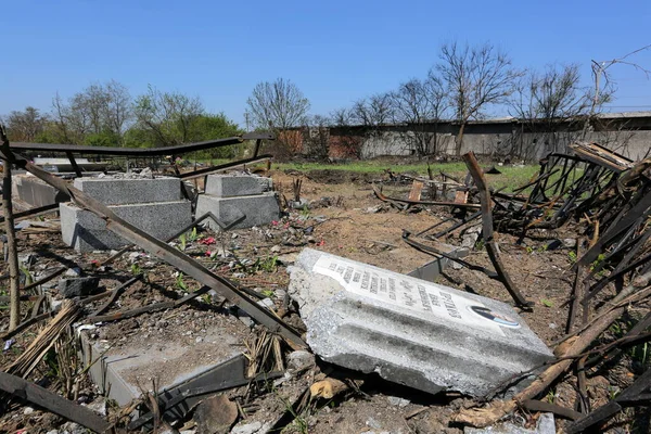 Odessa, Ukrayna Mayıs 6.2022 Rusya 'nın Ukrayna' ya karşı savaşı. Rus roketi düştükten sonra Tairovskoye mezarlığı..