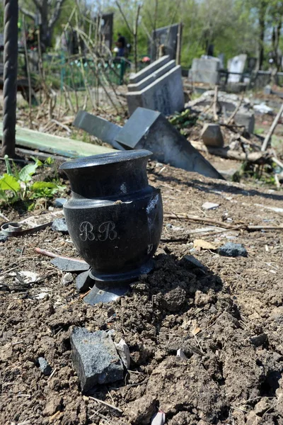 Odessa, Ukrayna Mayıs 6.2022 Rusya 'nın Ukrayna' ya karşı savaşı. Rus roketi düştükten sonra Tairovskoye mezarlığı..