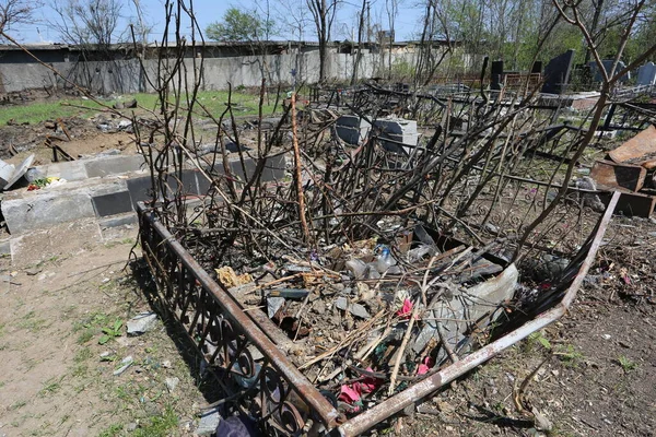 Odessa, Ukrayna Mayıs 6.2022 Rusya 'nın Ukrayna' ya karşı savaşı. Rus roketi düştükten sonra Tairovskoye mezarlığı..