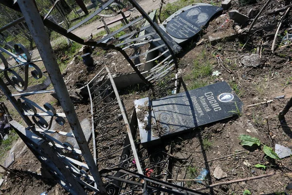 Odessa, Ukrayna Mayıs 6.2022 Rusya 'nın Ukrayna' ya karşı savaşı. Rus roketi düştükten sonra Tairovskoye mezarlığı..