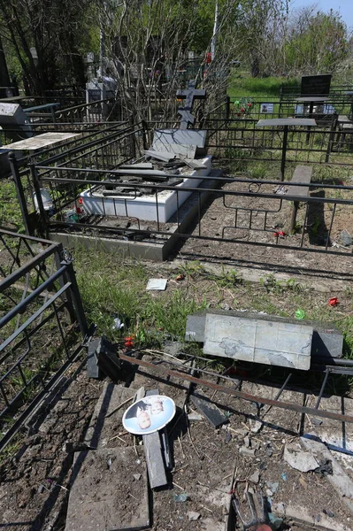 Odessa, Ukrayna Mayıs 6.2022 Rusya 'nın Ukrayna' ya karşı savaşı. Rus roketi düştükten sonra Tairovskoye mezarlığı..