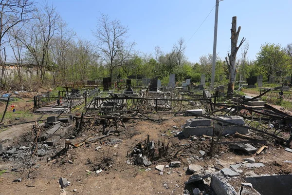 Odessa, Ukrayna Mayıs 6.2022 Rusya 'nın Ukrayna' ya karşı savaşı. Rus roketi düştükten sonra Tairovskoye mezarlığı..