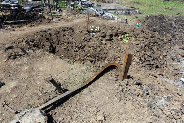 Odessa, Ukrayna Mayıs 6.2022 Rusya 'nın Ukrayna' ya karşı savaşı. Rus roketi düştükten sonra Tairovskoye mezarlığı..