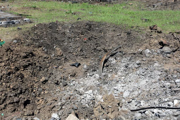 Odessa, Ukrayna Mayıs 6.2022 Rusya 'nın Ukrayna' ya karşı savaşı. Rus roketi düştükten sonra Tairovskoye mezarlığı..